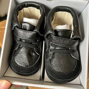 NIB Robeez soft soles baby shoes 12-18 months dark blue